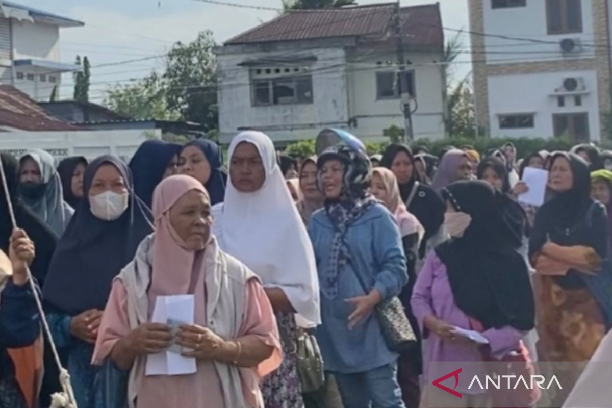 Pasar murah di PLTD Apung Banda Aceh sediakan 900 kupon, warga rela antre sejak shubuh