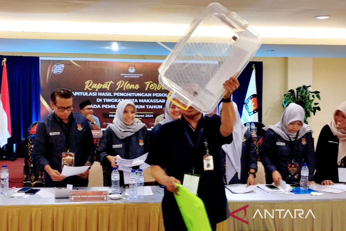 KPU Makassar perpanjang masa rekapitulasi penghitungan suara berdasarkan surat KPU RI