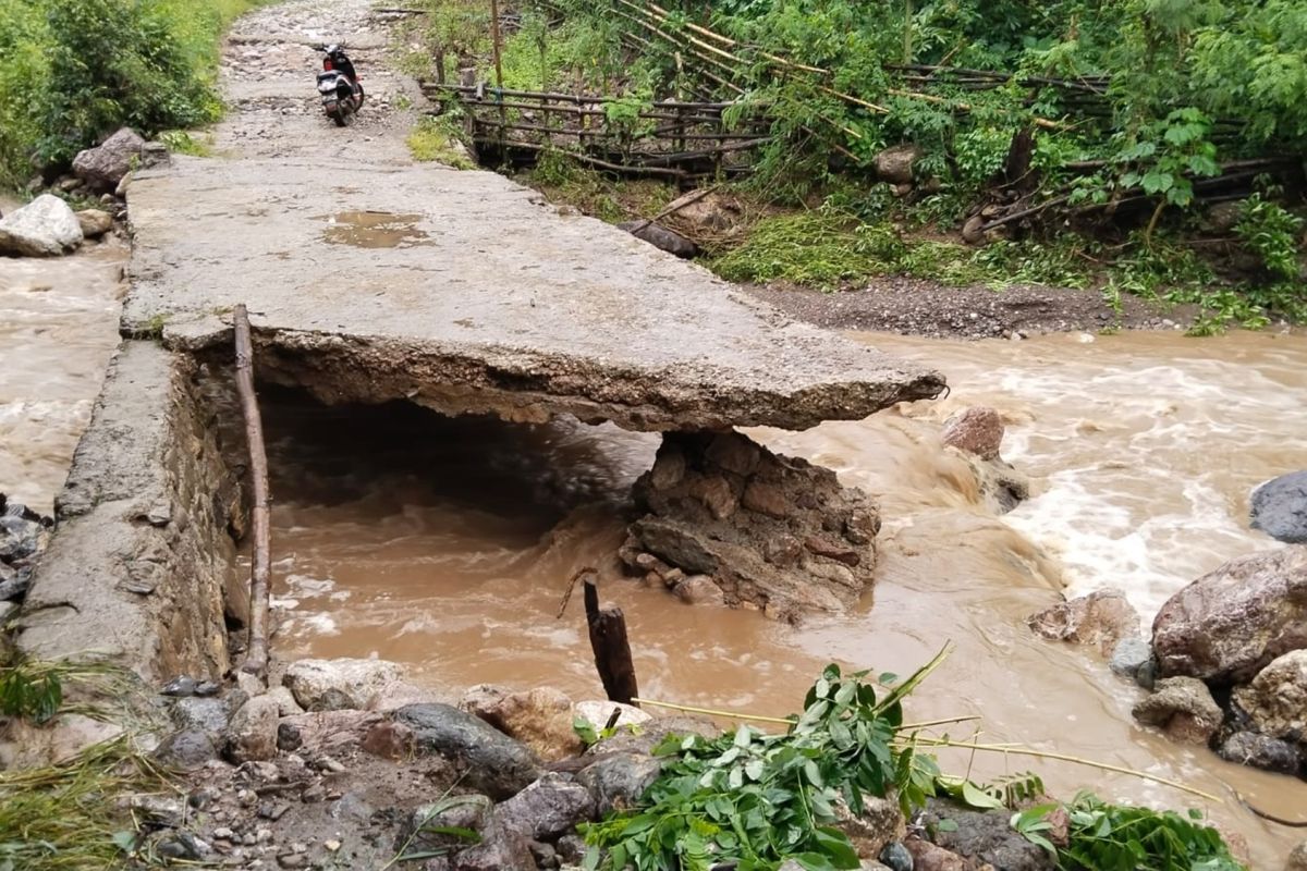 Jembatan penghubung dua kabupaten di NTT putus akibat banjir