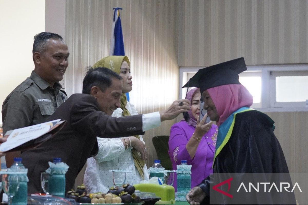 Bupati Gorontalo wisuda peserta Sekolah Lansia angkatan pertama