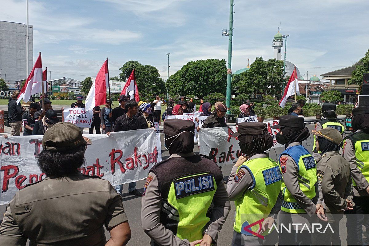 Petugas gabungan amankan aksi "tapa pepe" di Purwokerto