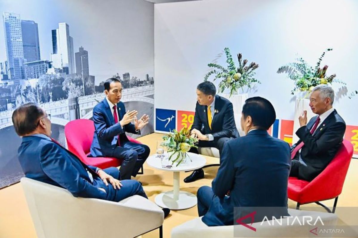 Jokowi dan sejumlah pemimpin negara lain bincang santai di Australia