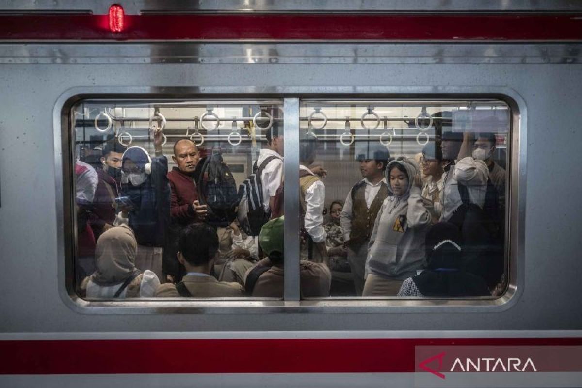 KAI Commuter prediksi 900 ribu orang naik KRL di hari pertama kerja