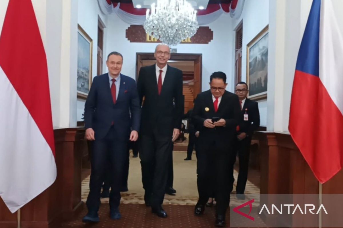 East Java follows up transportation cooperation with the Czech Republic