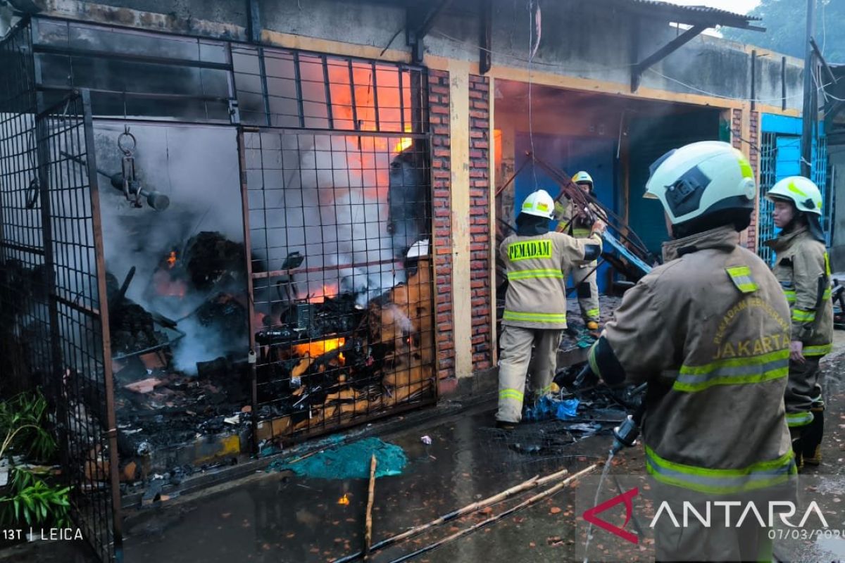 Tiga ruko di kawasan PIK Penggilingan ludes terbakar