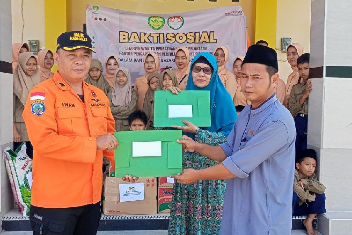 Meriahkan HUT ke-52 Basarnas, Kansar Pangkalpinang bakti sosial bersama anak-anak di Tanjung Pandan