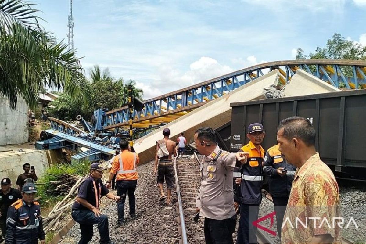 Polisi selidiki penyebab rubuh nya flyover timpa kereta di Muara Enim