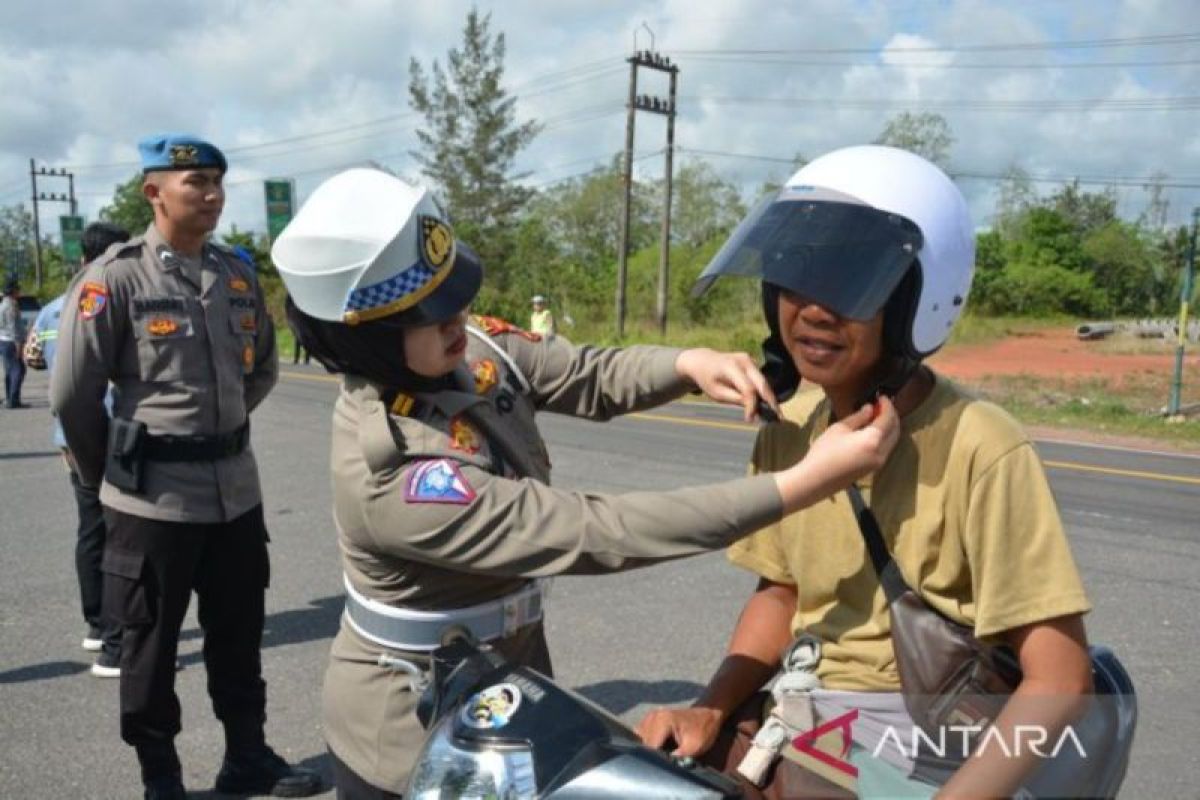 Polda Babel bagikan helm ke pengendara sepeda motor di Pasngkalpinang