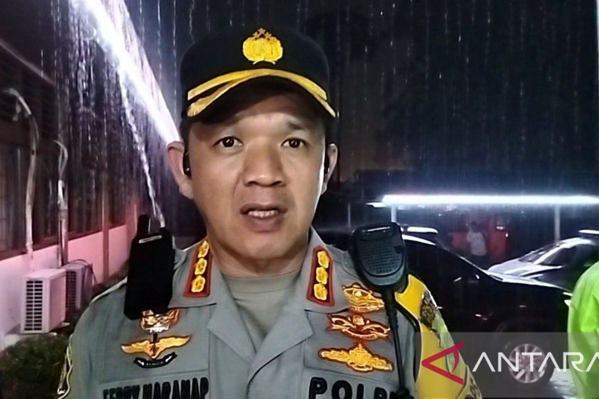 Ratusan  polisi bantu evakuasi korban banjir Padang
