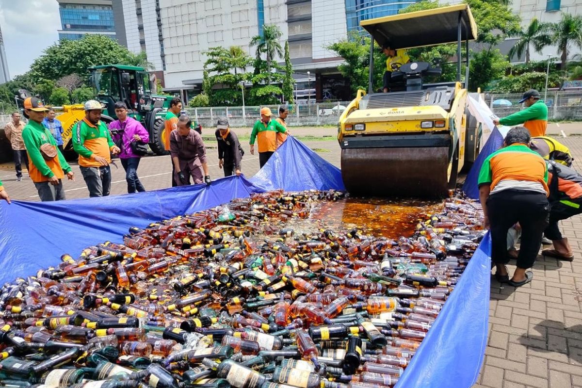 Kejari Jakpus musnahkan narkoba dan ribuan botol miras