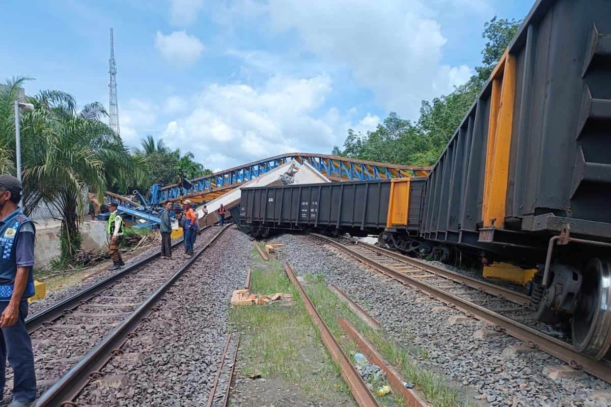 KAI pindahkan penumpang dampak ambruk proyek pembangunan jalan layang Muara Enim