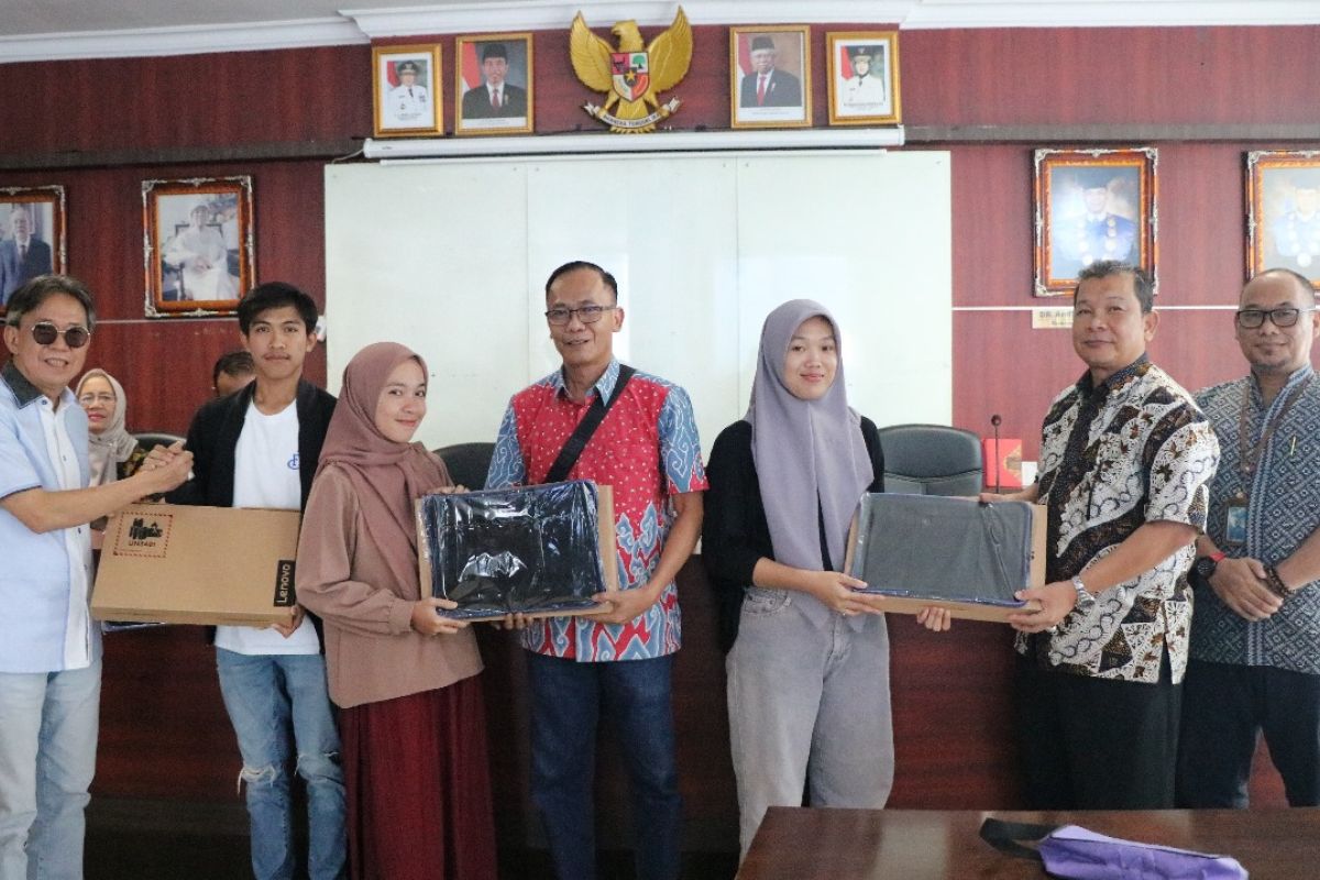 Yayasan Alfian Husin berikan laptop, uang, dan sembako kepada karyawan dan mahasiswa korban banjir