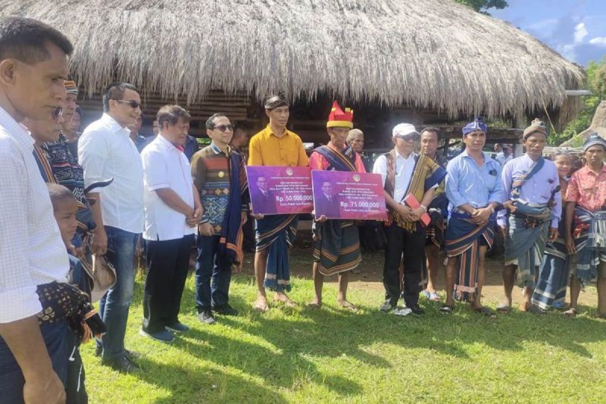 Pemprov NTT bantu rehabilitasi rumah adat di Pulau Sumba