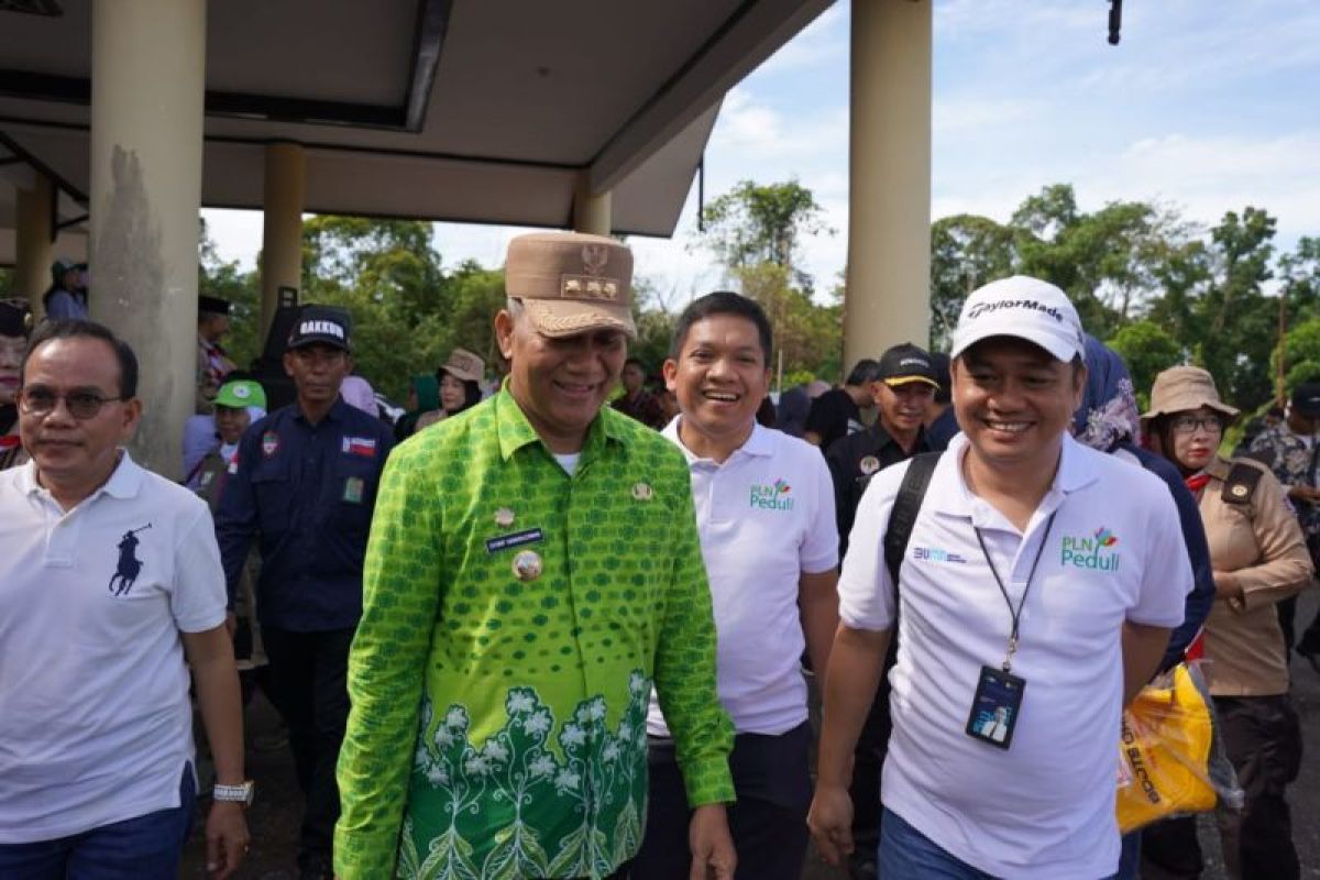 PLN Kalbar berpartisipasi dalam penanaman pohon serentak seluruh Indonesia