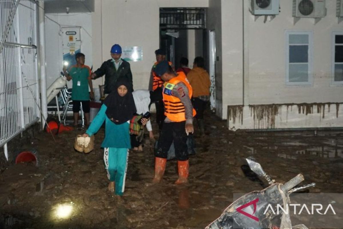 Brimob Sultra evakuasi warga terdampak banjir di Kendari