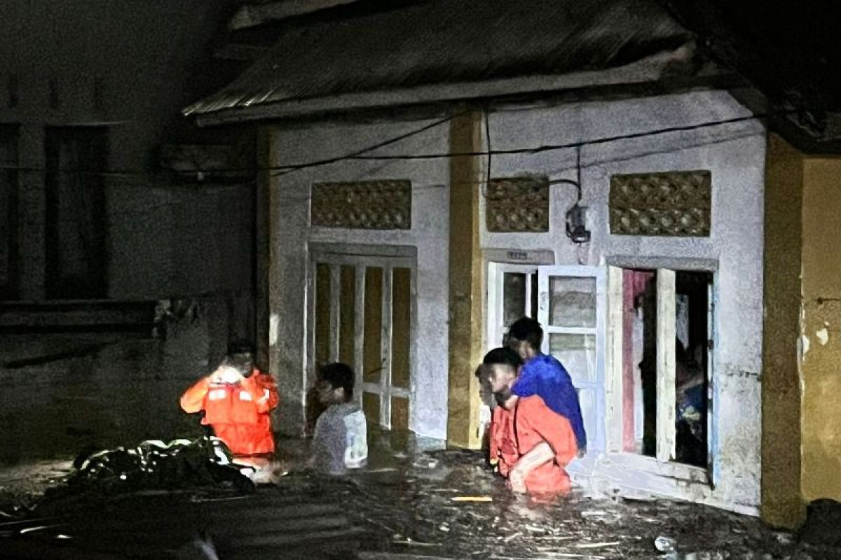 Tim SAR Basarnas evakuasi 31 korban banjir di Kota Kendari