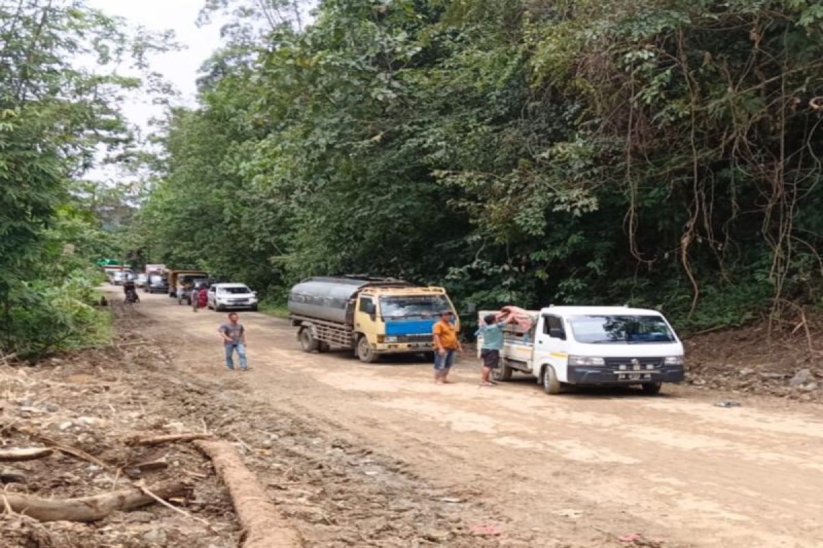 Diterjang longsor, BPBD imbau pengendara waspadai Jalan Mentewe-Banjar