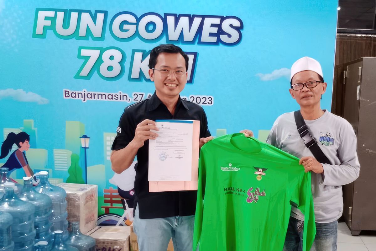 Bank Kalsel bagikan seragam relawan Haul ke-4 Guru Zuhdi