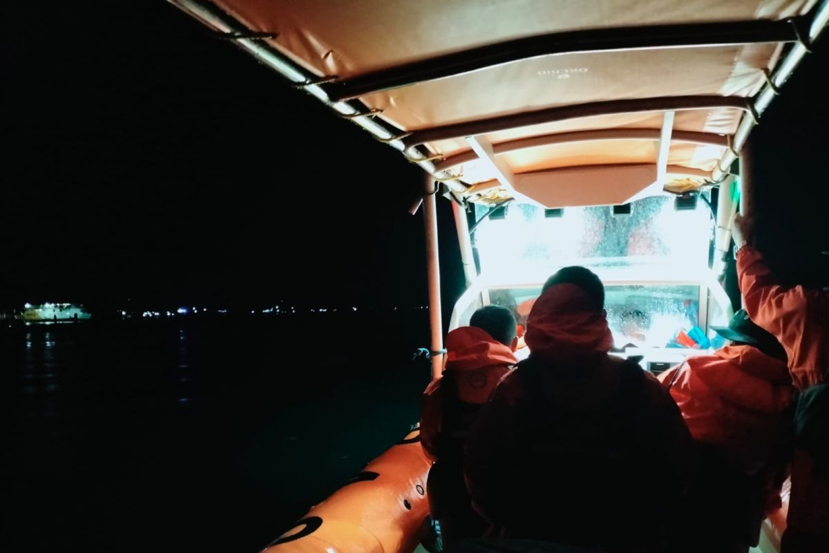 Basarnas cari nelayan yang jatuh dari perahu di Perairan Wakatobi