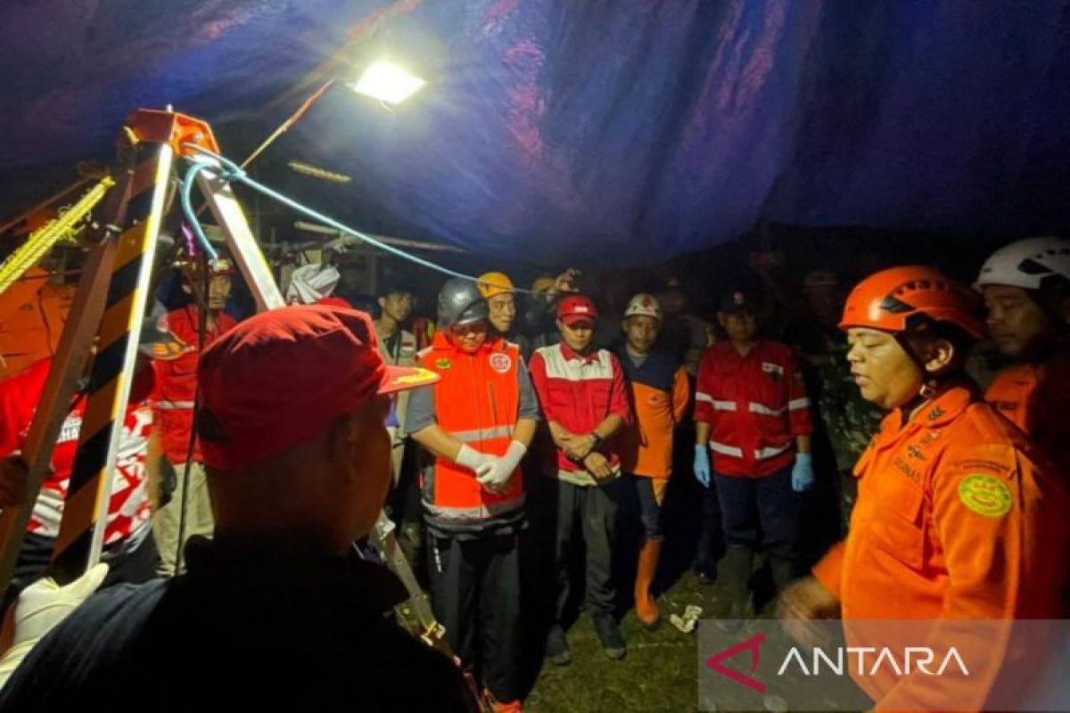Basarnas Cianjur evakuasi 4 warga yang tewas jatuh ke dalam sumur