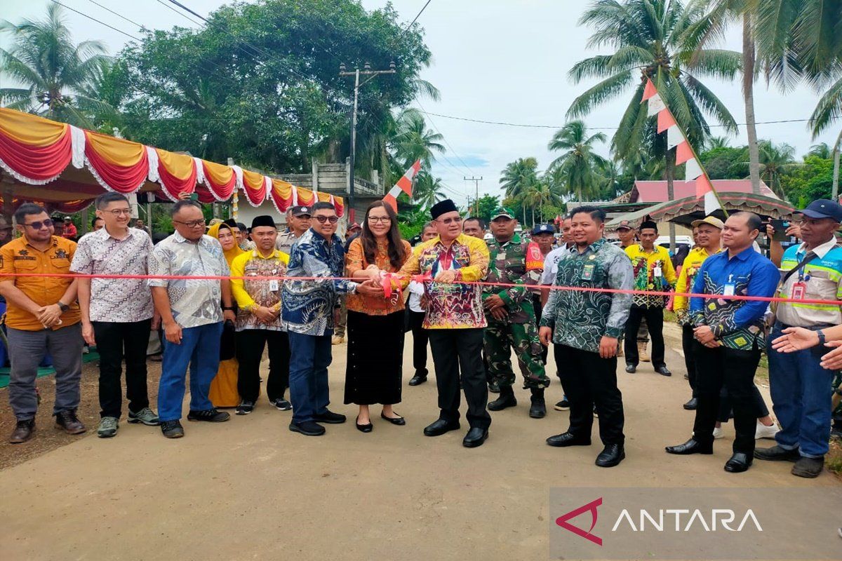 Bupati Kotabaru apresiasi pengaspalan jalan di Kecamatan Tanjung Selayar