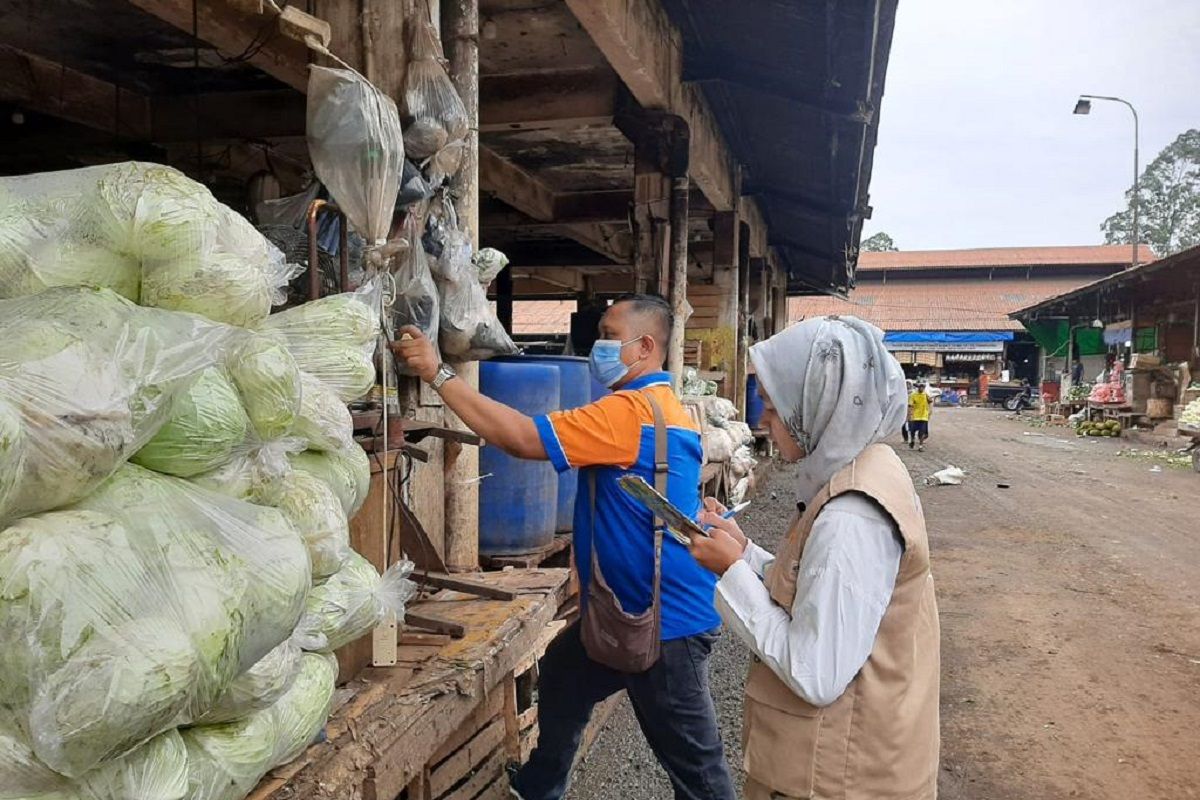 Disperindagkop Kota Tangerang tera ulang timbangan di pasar tradisional