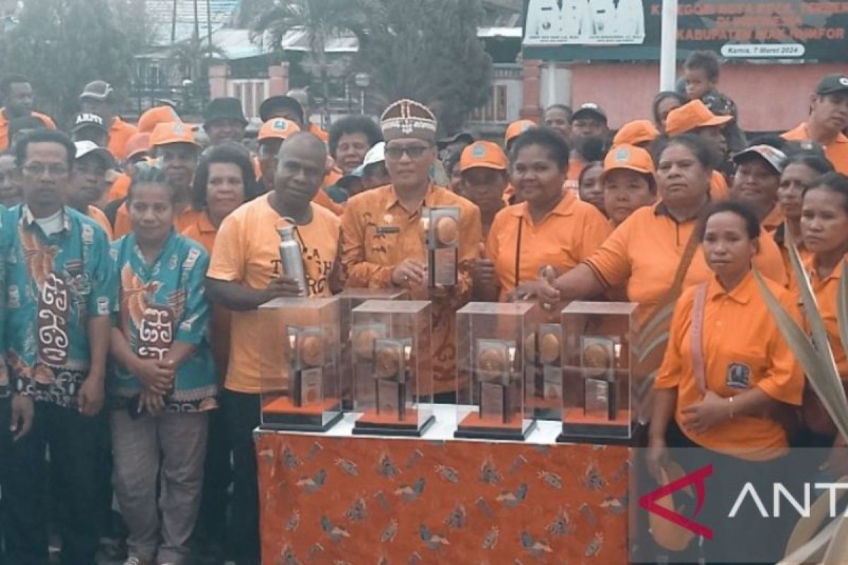 Pemkab Biak Numfor beri bonus Rp500 juta petugas kebersihan peraih Adipura