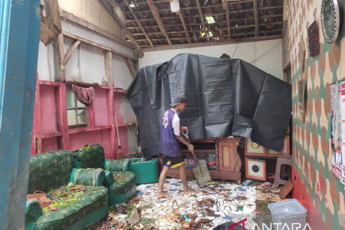 Satu keluarga di Palabuhanratu Sukabumi tertimpa atap rumah yang ambruk