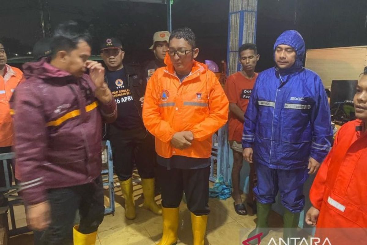 Wali Kota Padang Tinjau Evakuasi Warga Hingga Subuh