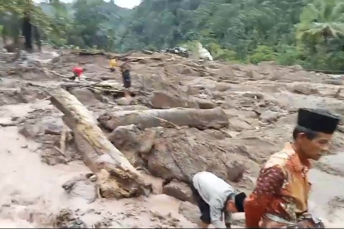 Sepuluh orang tertimbun longsor di Pesisir Selatan