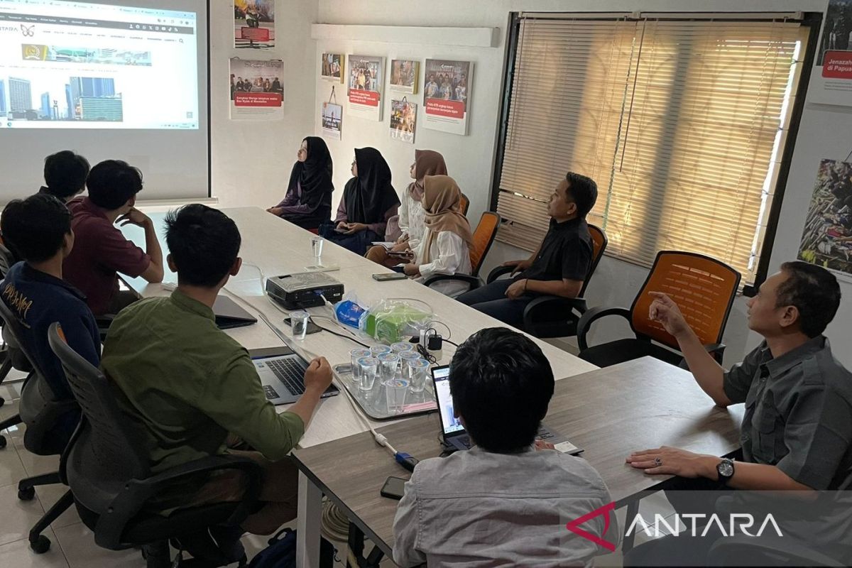 Belasan mahasiswa Unram belajar jurnalistik di kantor ANTARA NTB