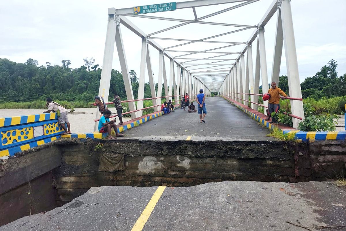 Jalan Trans Papua Barat-Papua Barat Daya rusak berat