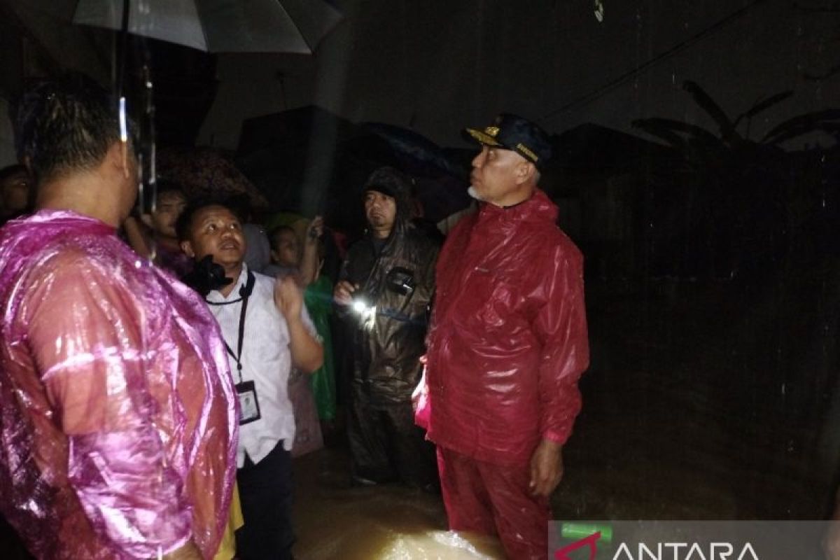 Gubernur Sumbar tinjau lokasi banjir di Padang