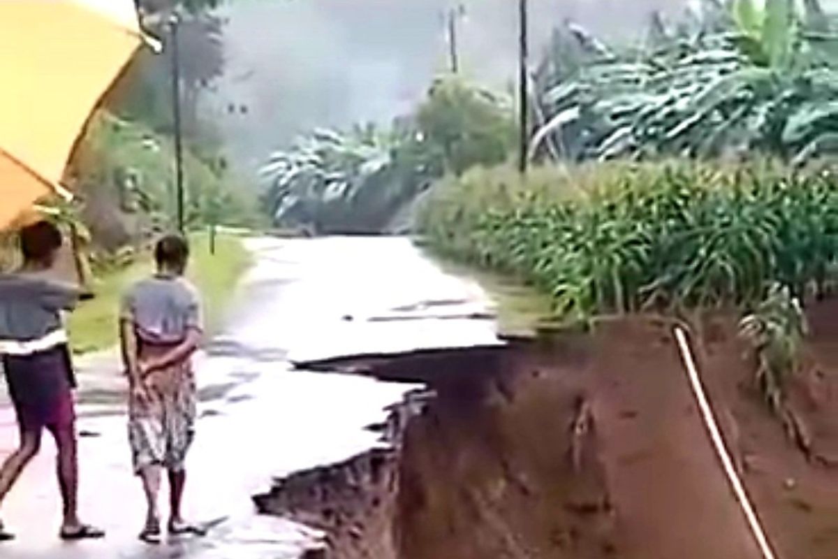 Jalan di Kecamatan Biau dan Kecamatan Tolinggula lumpuh total akibat longsor
