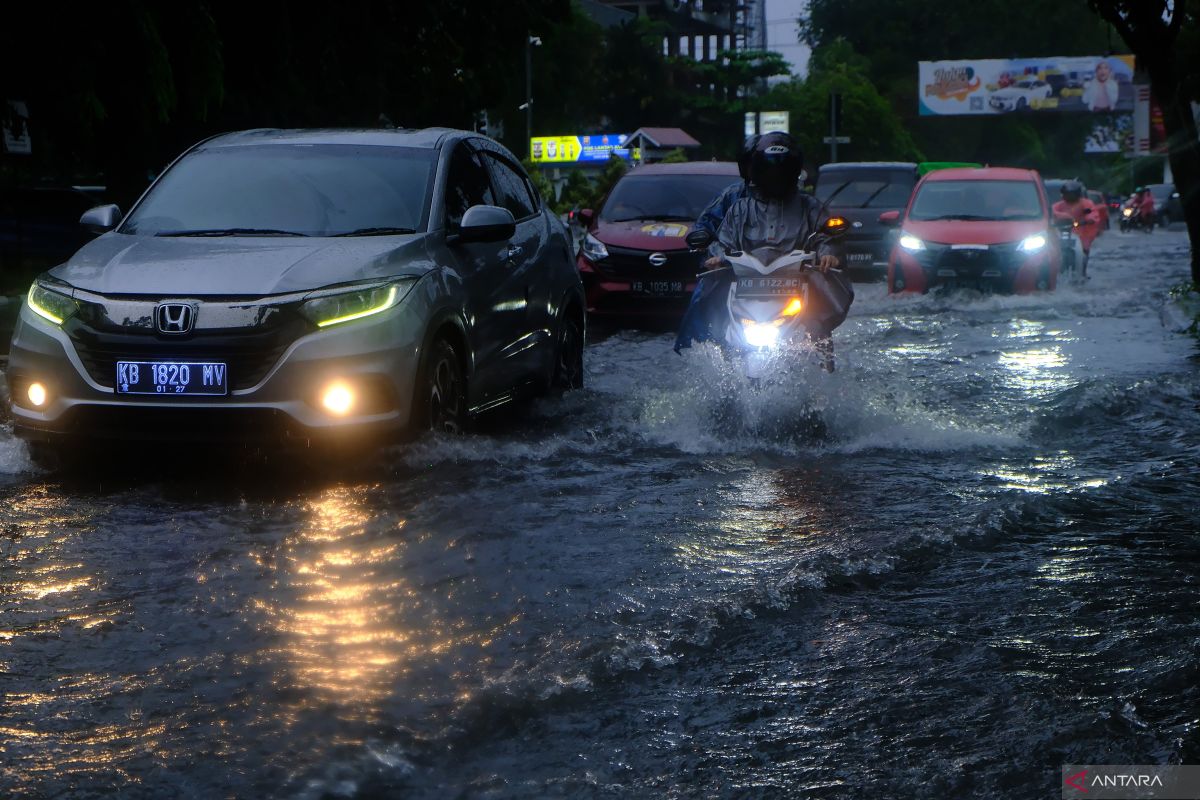 Kiat merawat kendaraan agar aman saat musim hujan