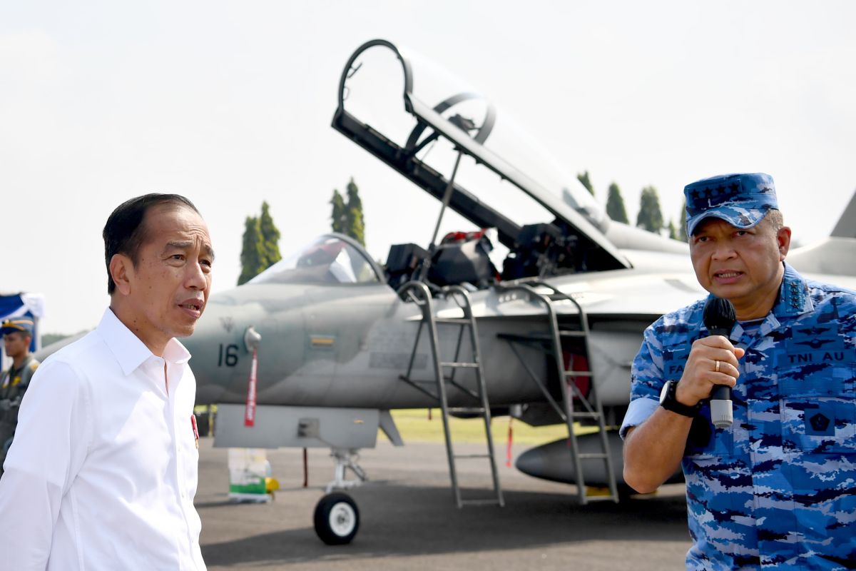 Jokowi tinjau alutsista di Pangkalan TNI AU Iswahjudi