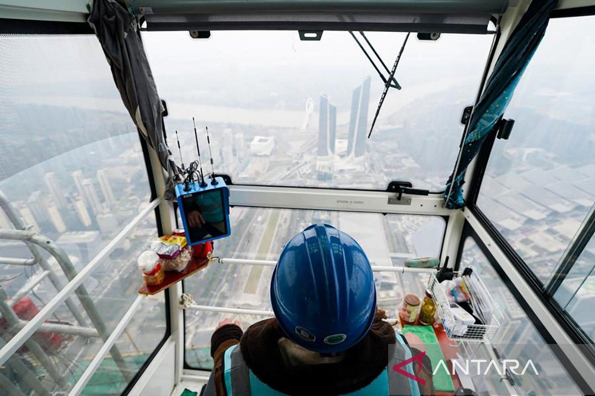 Kesibukan seorang operator tower crane wanita di Nanjing, China timur