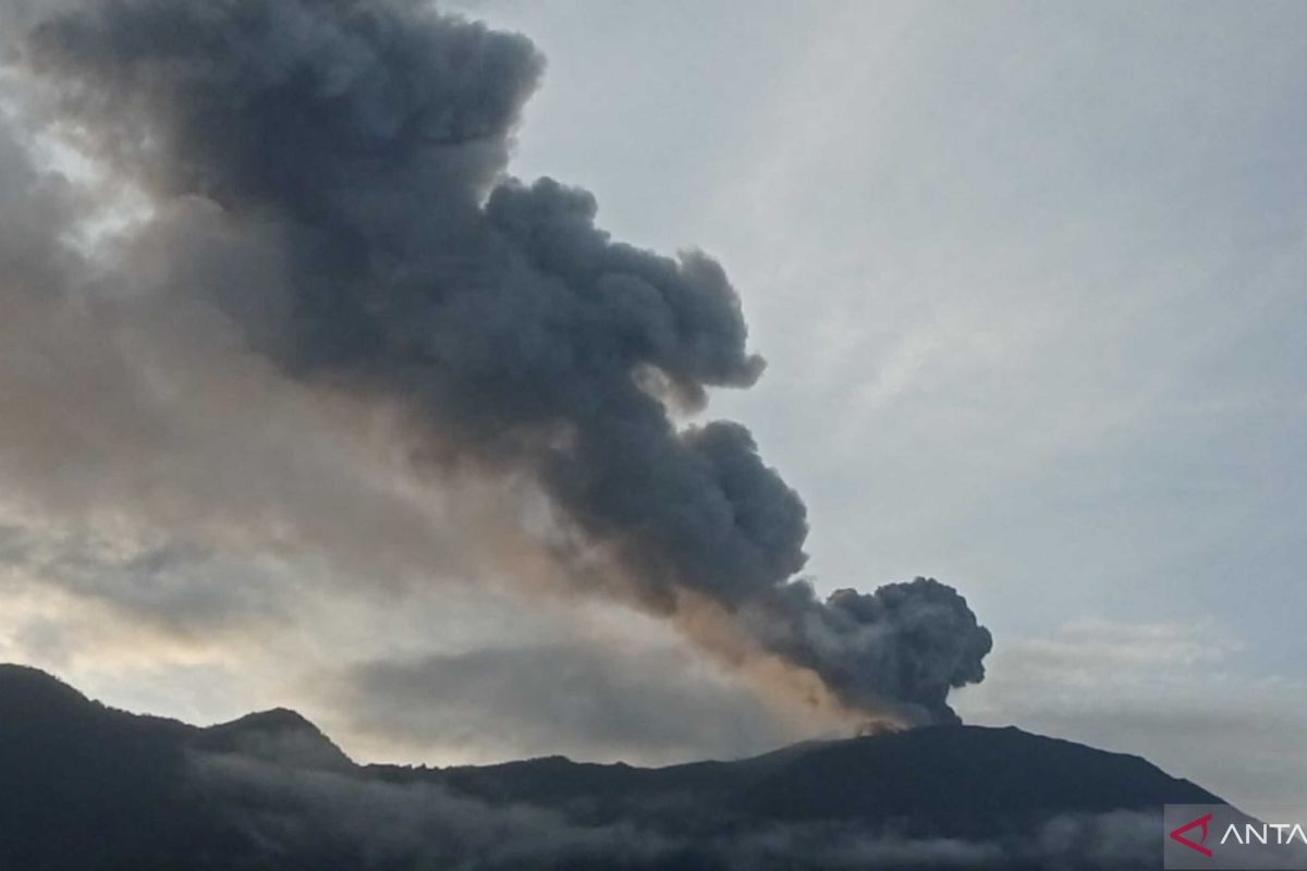 Marapi alami 759 hembusan dan 55 letusan di awal Maret