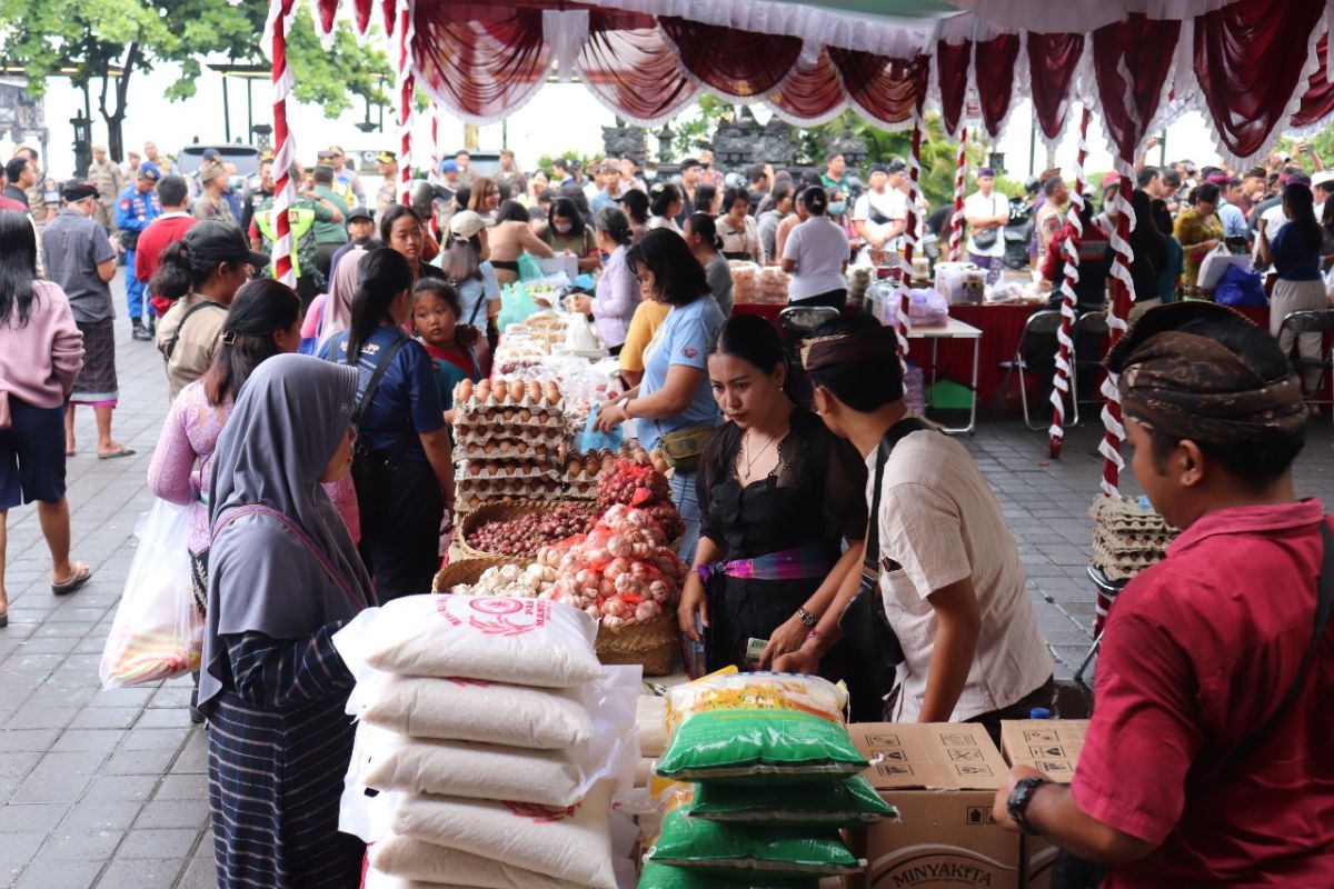 Pemkab Buleleng menggelar pasar murah jelang Hari Raya Nyepi