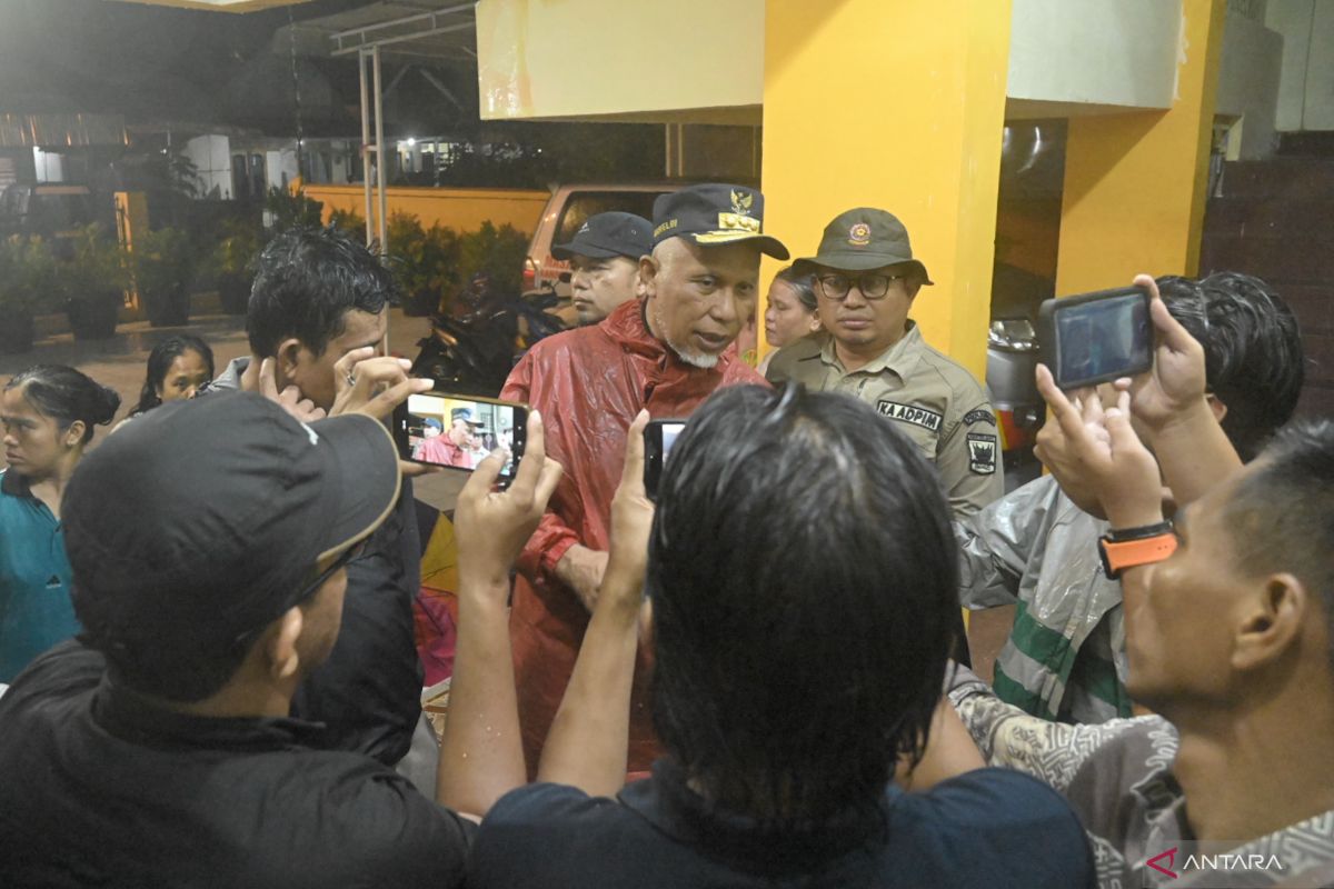 Gubernur Mahyeldi Tinjau Kondisi Masyarakat Terdampak Banjir di Kota Padang