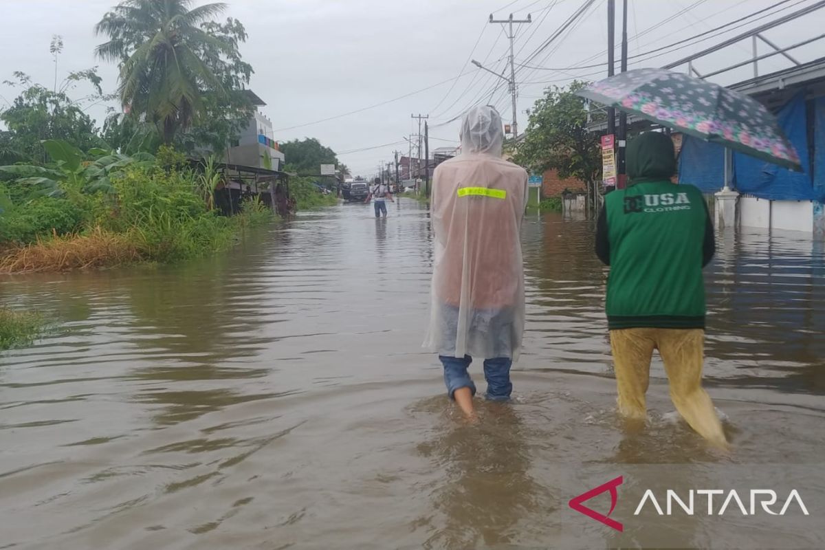Warga korban banjir di Padang butuh bantuan makanan