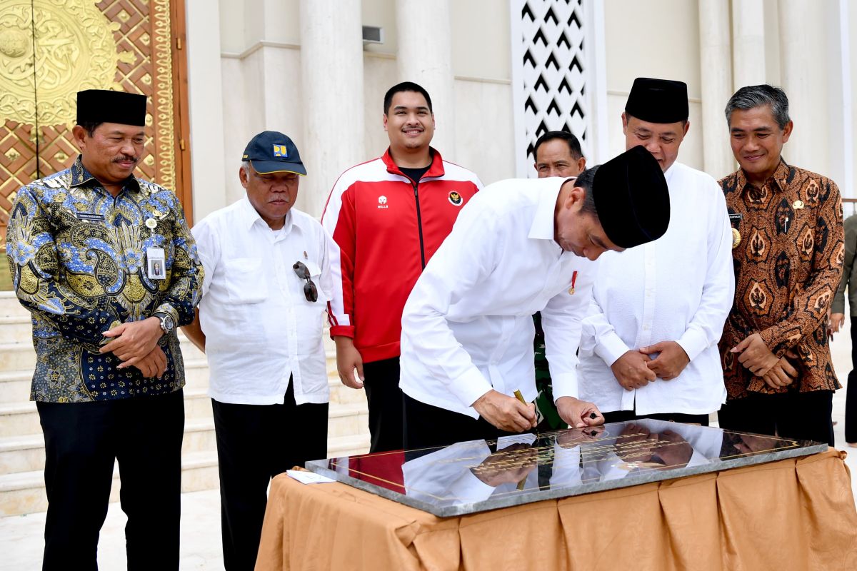 Jokowi resmikan Masjid Agung Madaniyah Karanganyar
