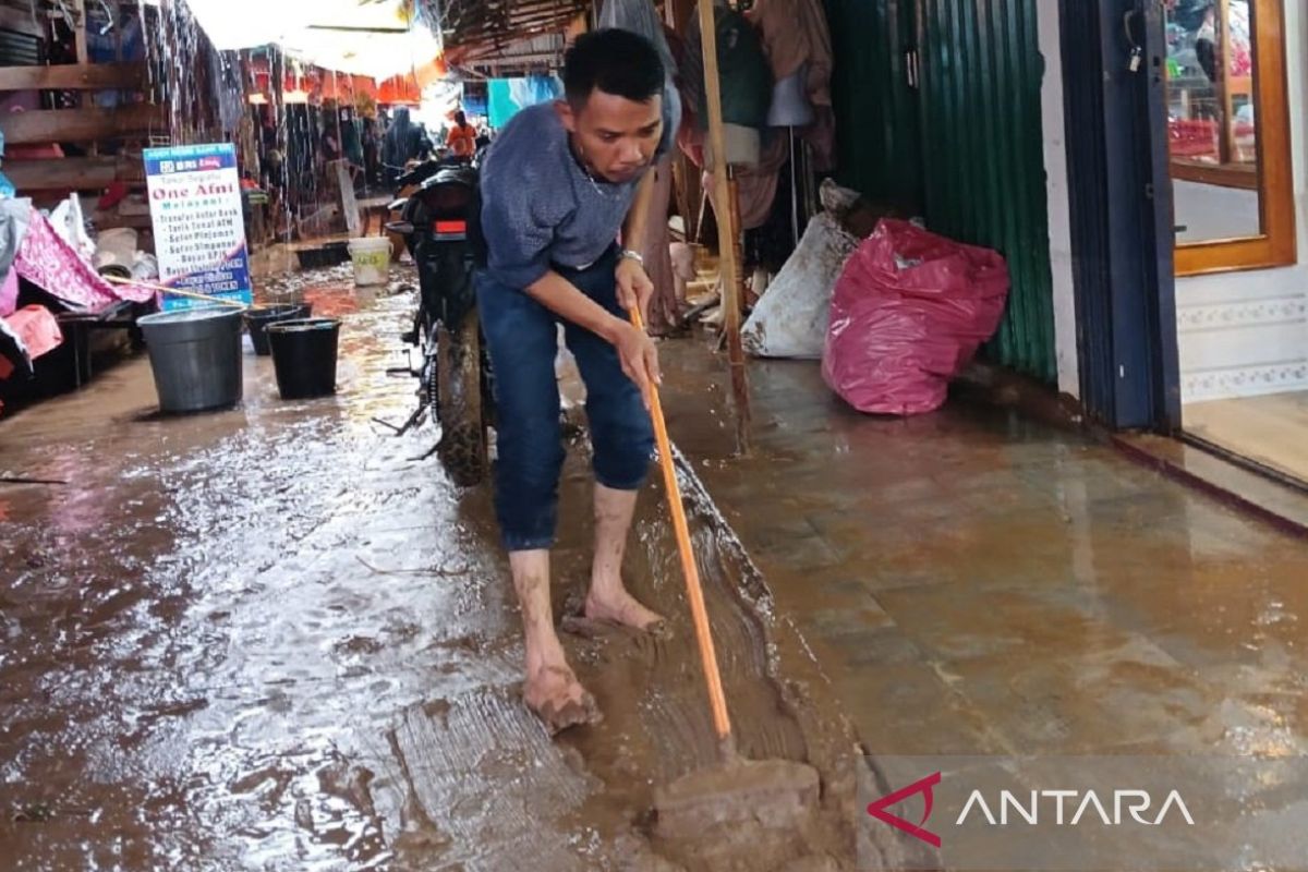Pedagang pasar di Padang Pariaman mulai bersihkan material banjir