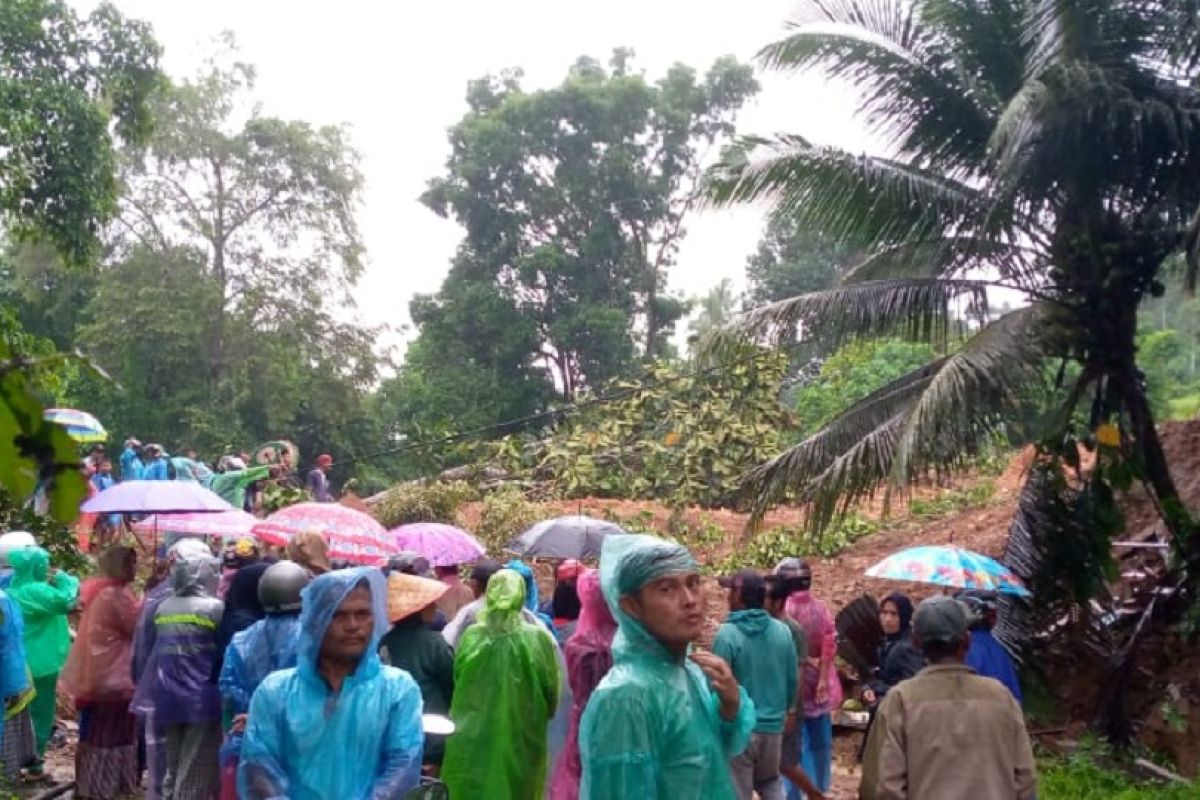 Akses jalan antar kabupaten di Padang Pariaman terganggu akibat longsor