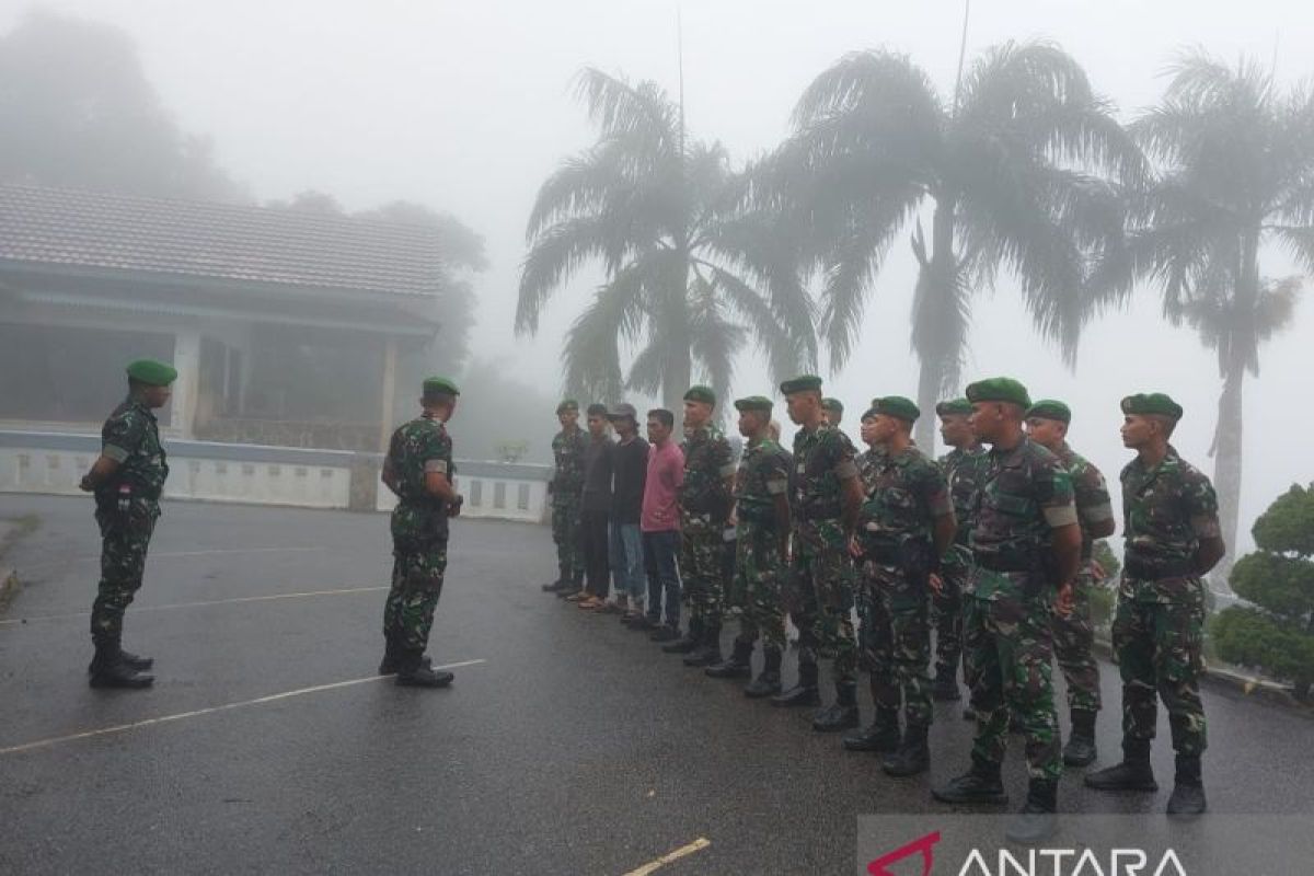 Yonif 147/KGJ karya bhakti bersihkan Pesanggrahan Menumbing