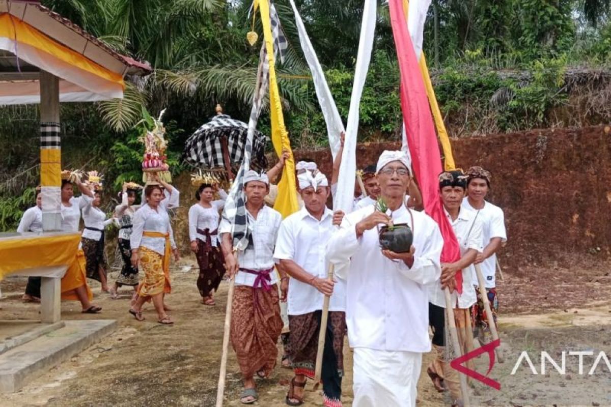 Umat Hindu di Belitung mensucikan diri jelang Nyepi