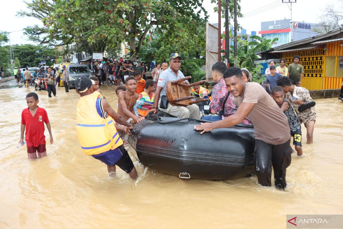 Polisi bantu evakuasi warga terjebak banjir di Sorong