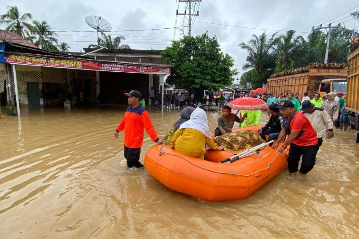 BPBD Pasaman Barat evakuasi jenazah lewati genangan banjir Batang Saman