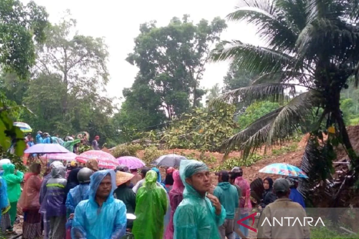 Akses jalan antarkabupaten di Padang Pariaman terganggu akibat longsor
