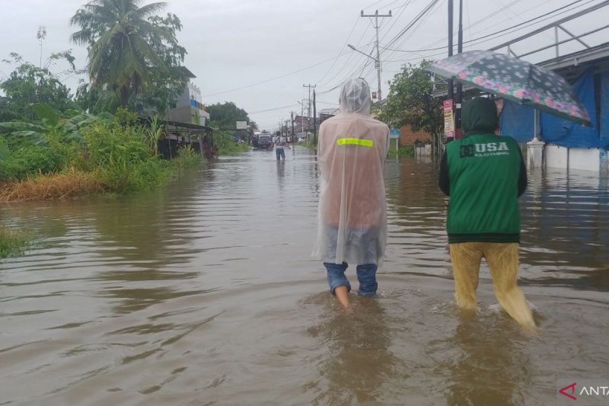 Korban banjir di Padang butuh bantuan makanan
